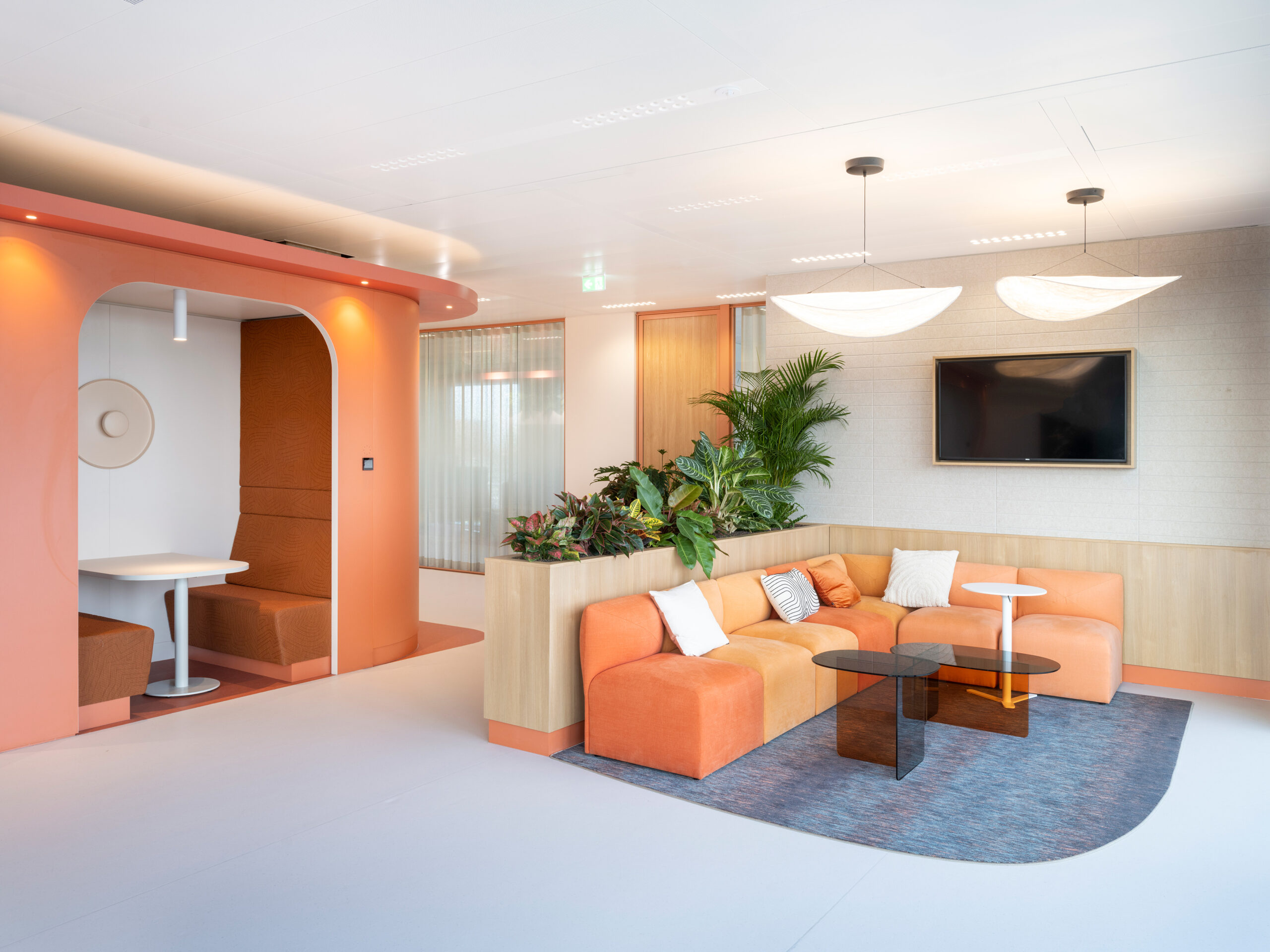 JetBrains kantoor met oranje bank en meeting area.