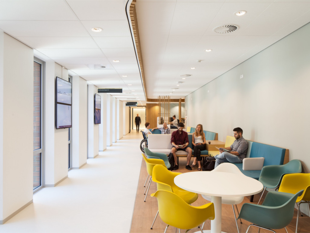 Lange hal in het Zaans Medisch Centrum waarvoor BigBrands de kleurrijke stoelen heeft verzorgd.