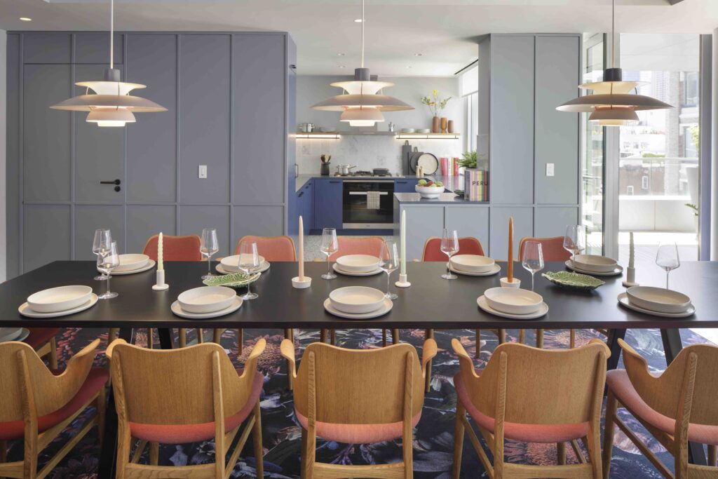 De keuken in The West New York met een grote gedekte eettafel en acht stoelen eromheen.