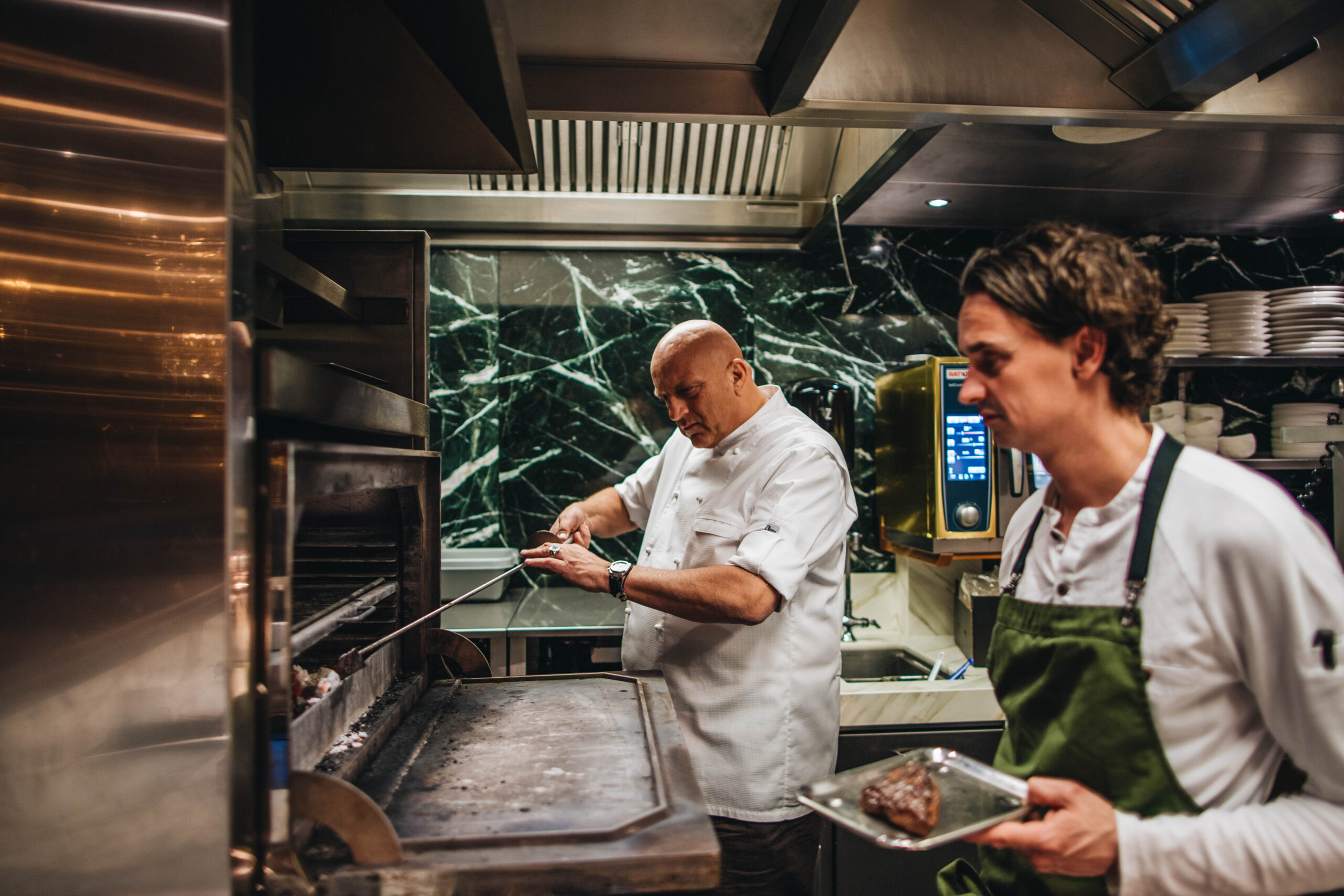 Herman den Blijker aan het werk in zijn keuken in Restaurant Goud met een andere chefkok.